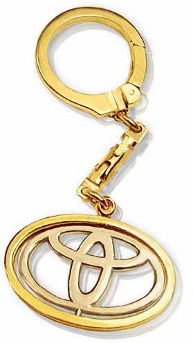 Золотий автомобільний брелок Toyota фото 1 — ElitPodarok