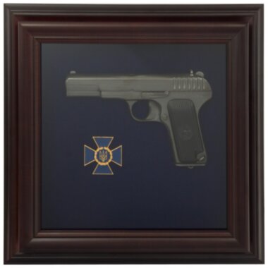 Коллаж «Пистолет ТТ и эмблема СБУ» — ElitPodarok