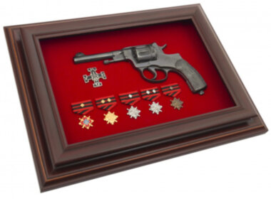 Сувенір «Револьвер та ордени» — ElitPodarok