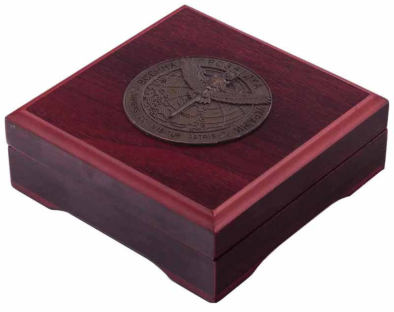 Футляр для монети 45 мм із цінних порід дерева «Військова розвідка України» фото 1 — ElitPodarok