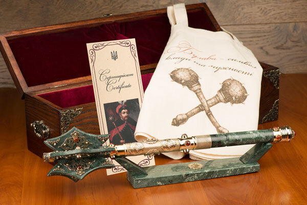 Гетьманський пернач із зеленого мармуру в дерев'яному футлярі фото 1 — ElitPodarok