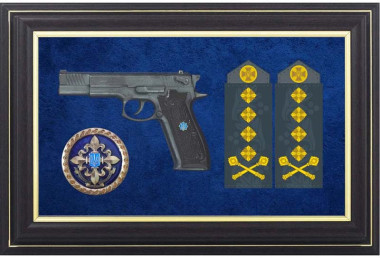 Колаж «Пістолет Форт 14, емблема Зовнішньої розвідки України та погони військового генерала ЗСУ» — ElitPodarok