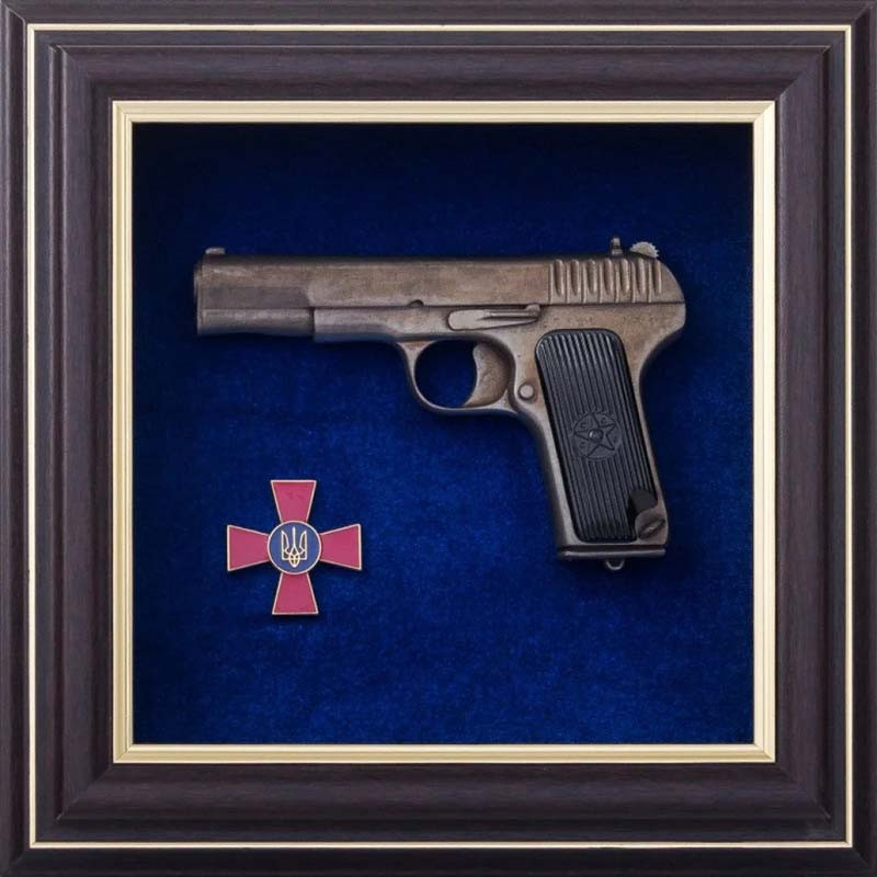 Картина «Пистолет ТТ с эмблемой Вооруженные силы Украины» фото 1 — ElitPodarok