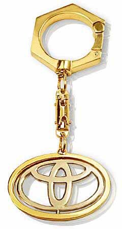Золотой автомобильный брелок Toyota — ElitPodarok