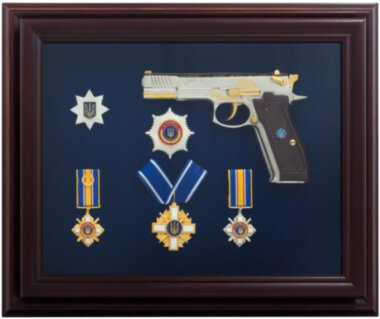 Коллаж в рамке из дерева «Пистолет Форт с наградами» — ElitPodarok
