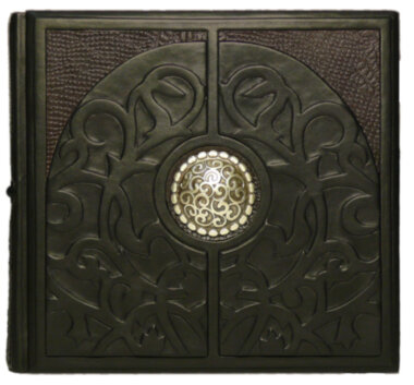 Шкіряна книга «Геральдика. Історія, термінологія, символи і значення гербів та емблем» — ElitPodarok